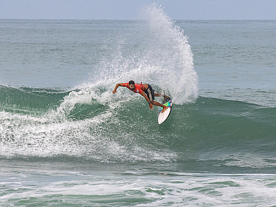 QS6000 São Sebastião: Dia 3 tem show de surfe de sebastianenses e Dia 4 fica com janela fechada por conta das condições do mar