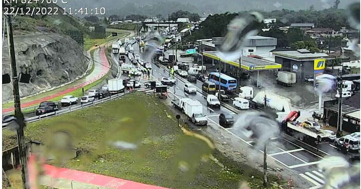 Chuva gera transtornos no trânsito e exige paciência dos motoristas em Caraguatatuba