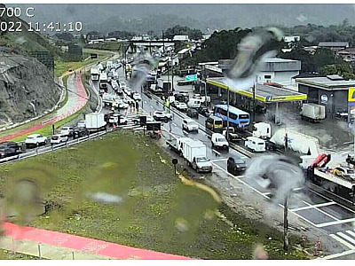 Chuva gera transtornos no trânsito e exige paciência dos motoristas em Caraguatatuba