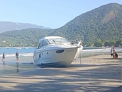 VÍDEO: Ondas fortes arrastam embarcação e provocam encalhe na Praia do Lázaro, em Ubatuba
