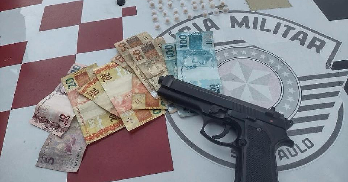 Com mochila cheia de drogas, “pierrô do tráfico” é preso pela PM na sexta-feira de Carnaval em Ilhabela