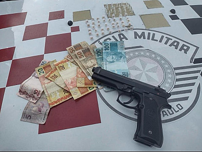 Com mochila cheia de drogas, “pierrô do tráfico” é preso pela PM na sexta-feira de Carnaval em Ilhabela