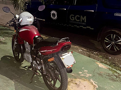 Homem é flagrado com entorpecentes e motocicleta roubada em Caraguatatuba