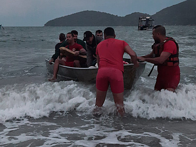 Barco com família é arrastado por ressaca e quase naufraga em Ubatuba