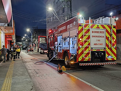 Incêndio atinge pastelaria no Centro de Caraguatatuba