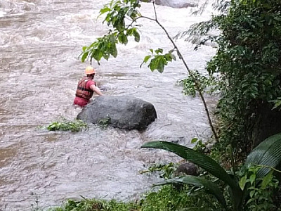 Jovens ficam ilhados em cachoeira de Ubatuba e são resgatados pelos bombeiros