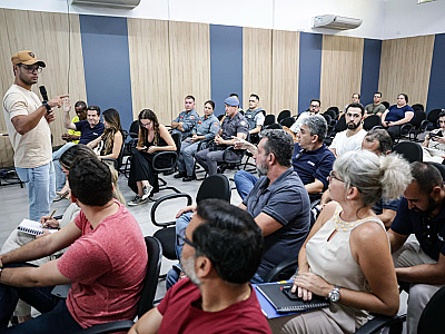 Reinaldinho Moreira coordena reunião de planejamento para o Circuito Banco do Brasil de Surfe em São Sebastião