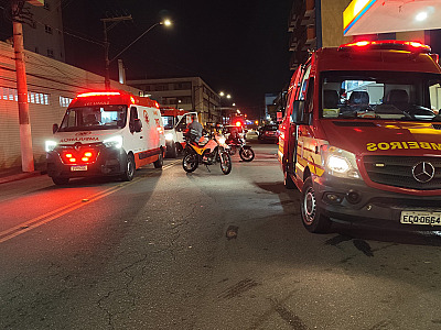 Acidente entre motos deixa dois feridos no Centro de Caraguatatuba