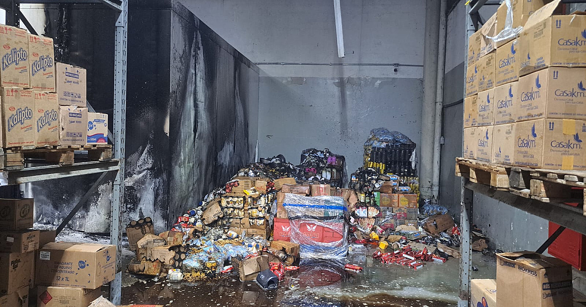 Incêndio atinge estoque de supermercado em Caraguatatuba durante a madrugada