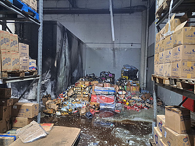 Incêndio atinge estoque de supermercado em Caraguatatuba durante a madrugada