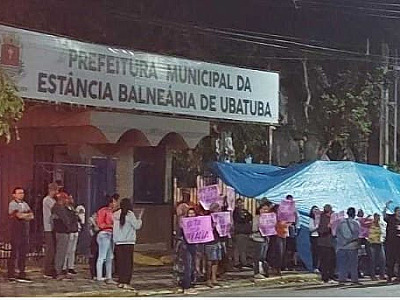 Moradores acampam em frente a Prefeitura de Ubatuba para defender moradias no Jardim das Pedras