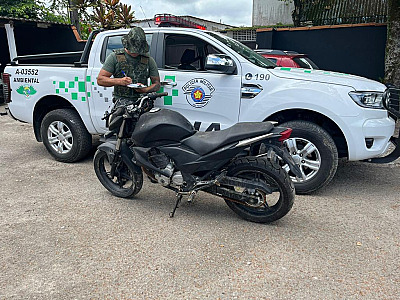Polícia Ambiental recupera moto furtada em Caraguatatuba dentro de área de mata em Ubatuba