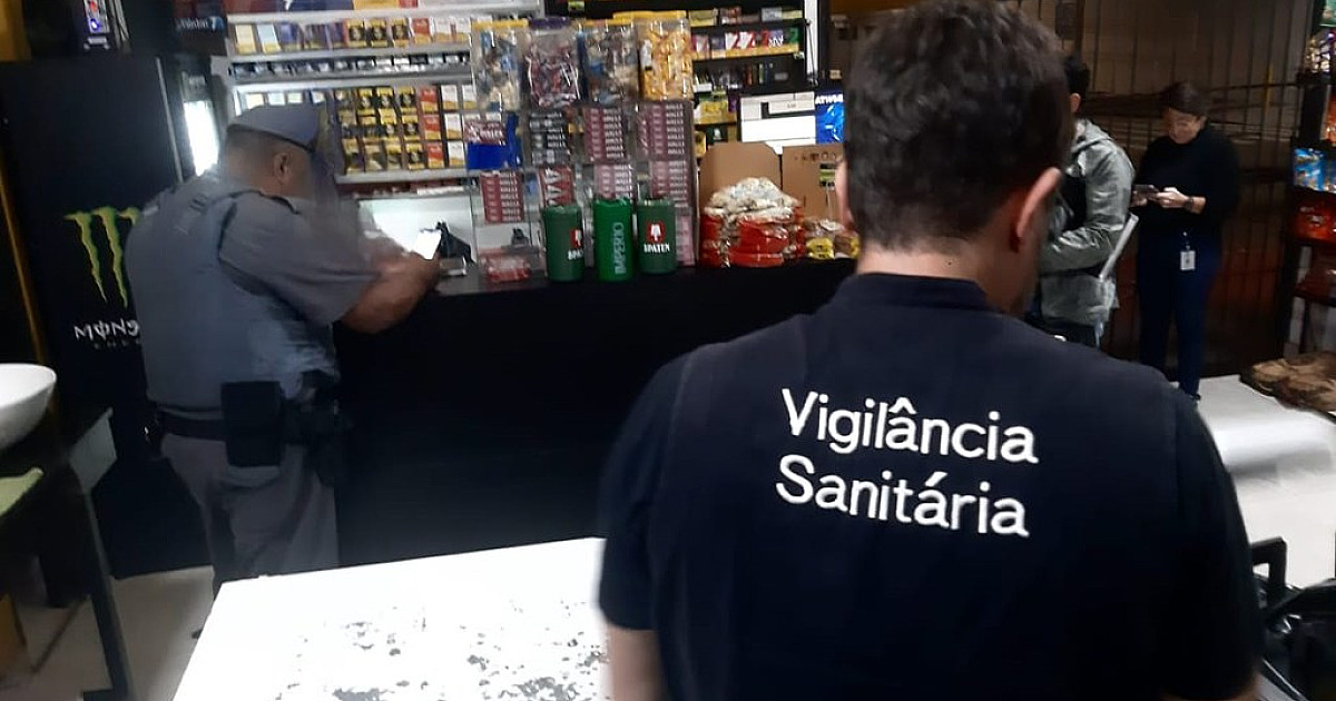 Vigilância Sanitária de Caraguatatuba descarta mais de 100 litros de bebidas sem procedência após fiscalização