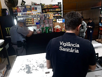 Vigilância Sanitária de Caraguatatuba descarta mais de 100 litros de bebidas sem procedência após fiscalização