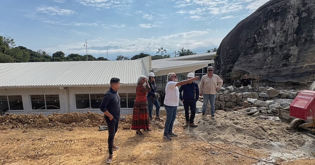 Prefeito de Ilhabela vistoria obras da Nova Escola Infantil no Bexiga