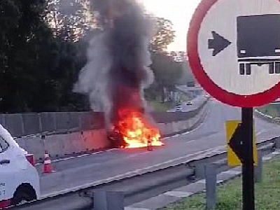 Carro colide em barreira de concreto , pega fogo e causa lentidão na Rodovia dos Tamoios