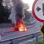 Carro colide em barreira de concreto , pega fogo e causa lentidão na Rodovia dos Tamoios
