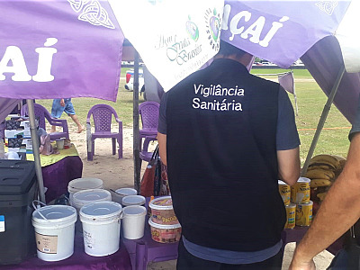 Força-tarefa da Prefeitura de Caraguatatuba fiscaliza comércio ambulante na Praia do Indaiá