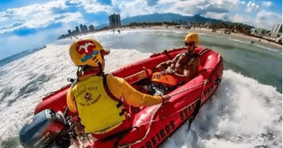 Mulher e pescador são resgatados após queda de parapente no mar em Caraguatatuba