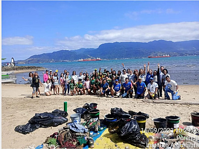 300 kg de resíduos são retirados nas praias da região durante o Cleanup no último sábado