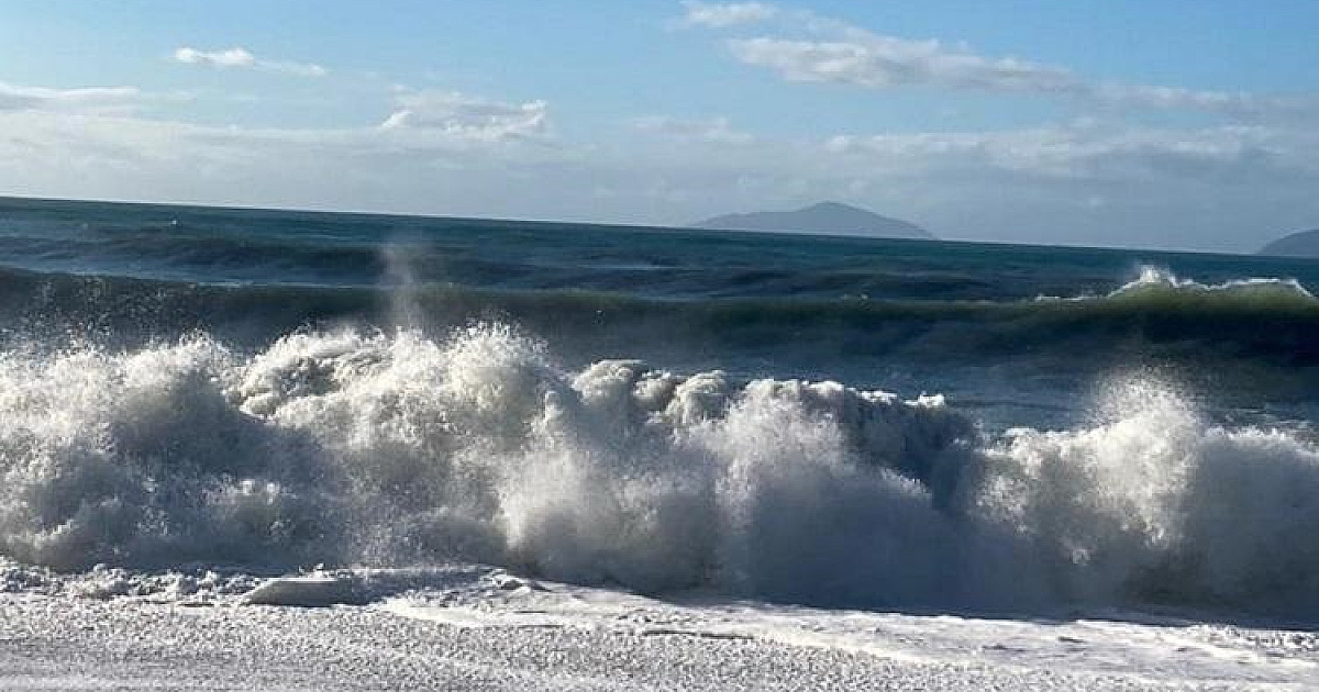 Marinha emite alerta para ondas de até 2,5 metros de altura no Litoral Norte