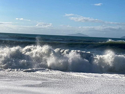Marinha emite alerta para ondas de até 2,5 metros de altura no Litoral Norte