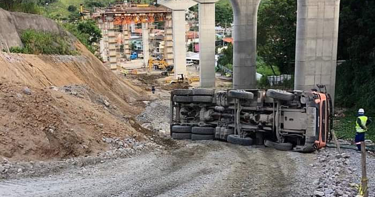 Caminhão carregado de terra tomba na área em que são realizadas as obras do Contorno em São Sebastião