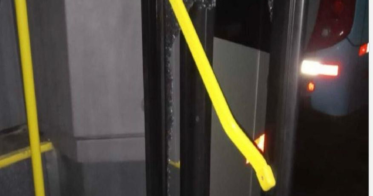 Vândalo quebra vidro de ônibus na costa sul de S.S