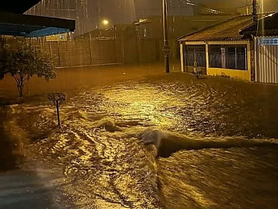 Chuva intensa provoca alagamentos em Ubatuba