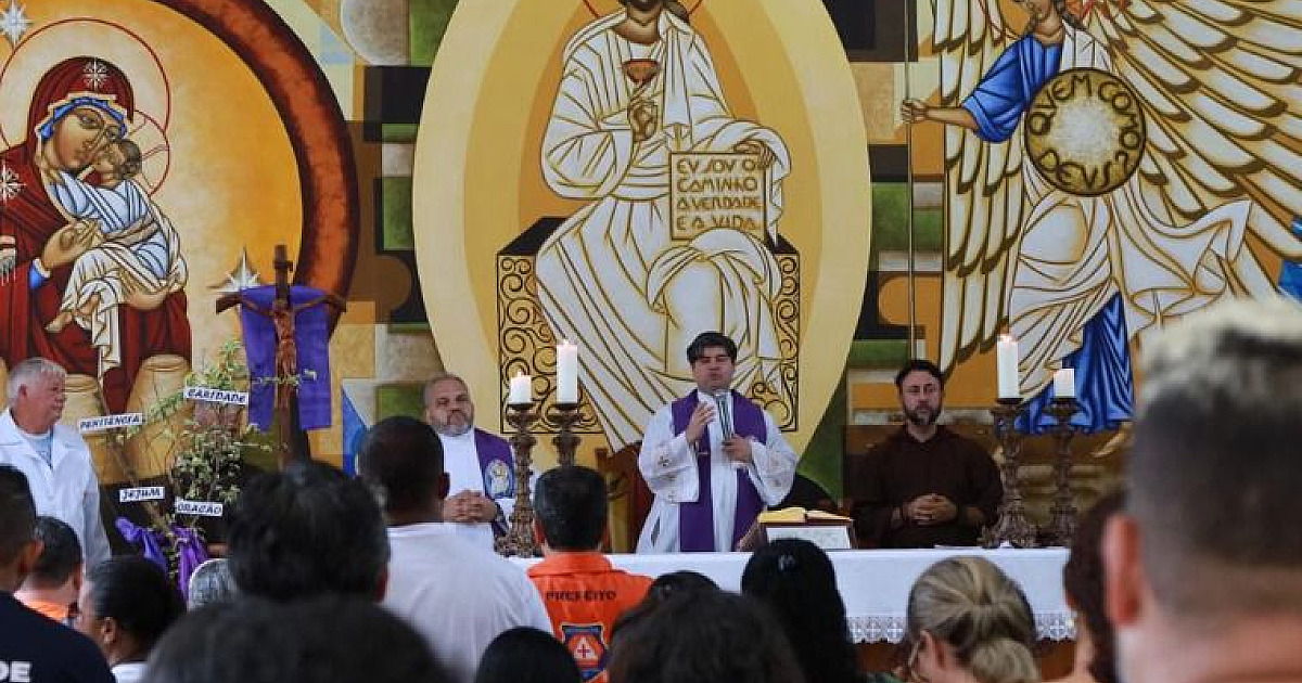 Felipe Augusto participa da missa em homenagem às vítimas das chuvas e faz balanço de uma semana após desastre