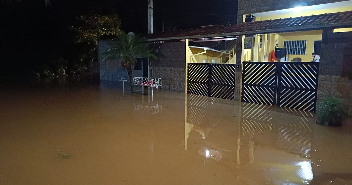 Tempestade de verão causa transbordamento de rio e assusta moradores em Caraguá