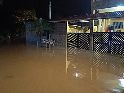 Tempestade de verão causa transbordamento de rio e assusta moradores em Caraguá