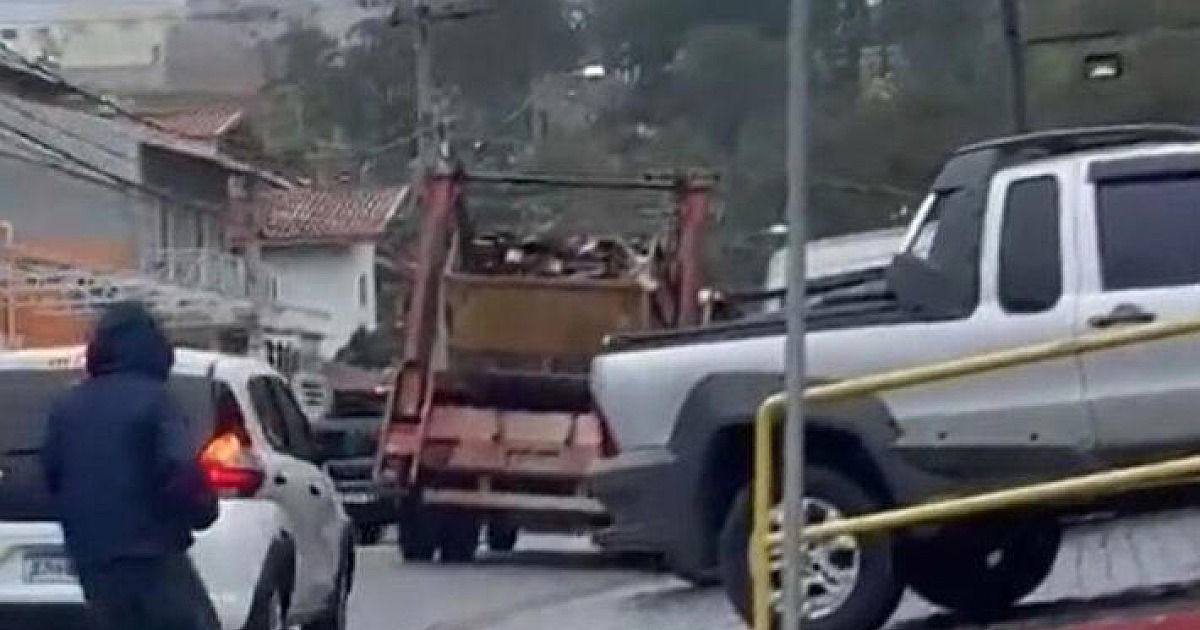 Avião com 62 pessoas cai em área residencial em Vinhedo, no interior de SP
