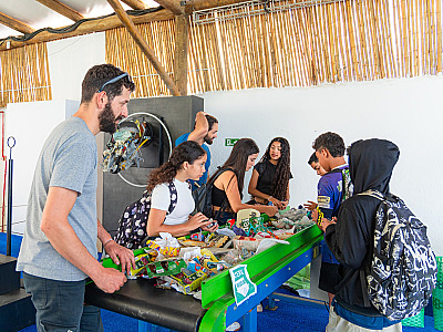 Exposição ‘Cuide-se’ transforma resíduos em arte e mobiliza Maresias para a sustentabilidade