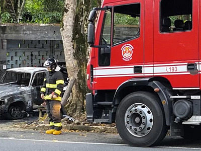 Veículo pega fogo na Rodovia Oswaldo Cruz em Ubatuba