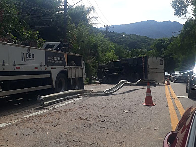 Caminhão tomba na serra de Maresias e assusta motoristas e passageiros de ônibus