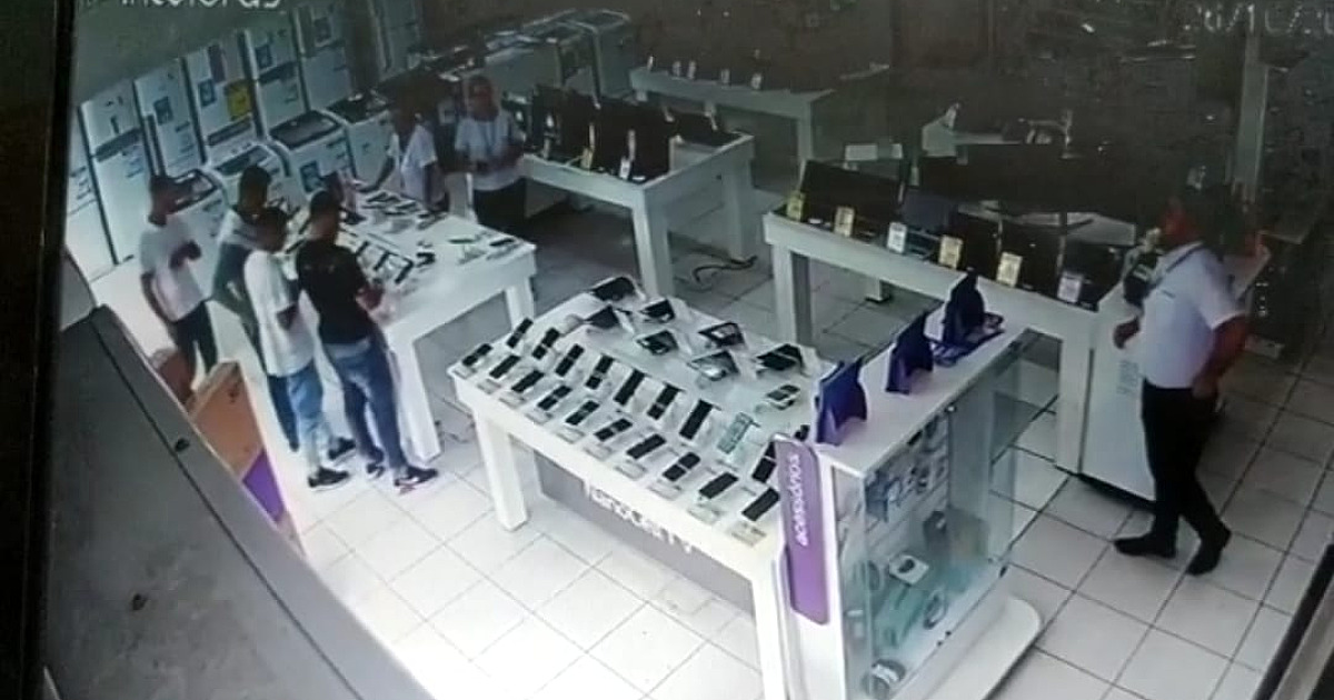Polícia procura bando suspeito de roubar celulares em Magazine no Centro de Caraguatatuba; veja o vídeo