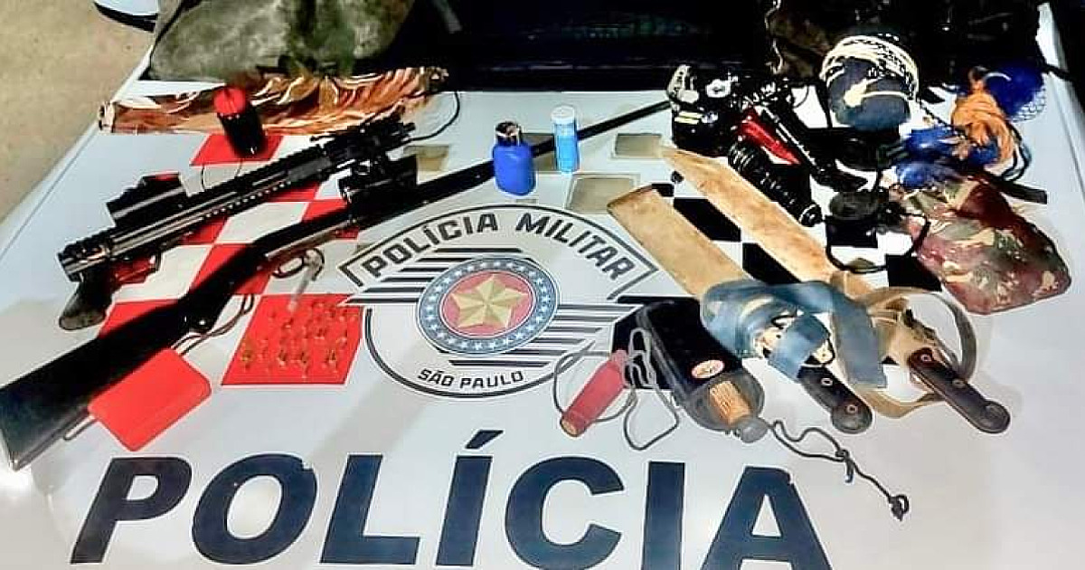 Dois são flagrados com arsenal de caça na Ponta das Canas em Ilhabela