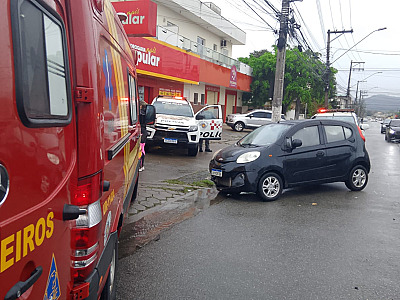 Motociclista fica ferido em colisão com carro no bairro Poiares, em Caraguatatuba