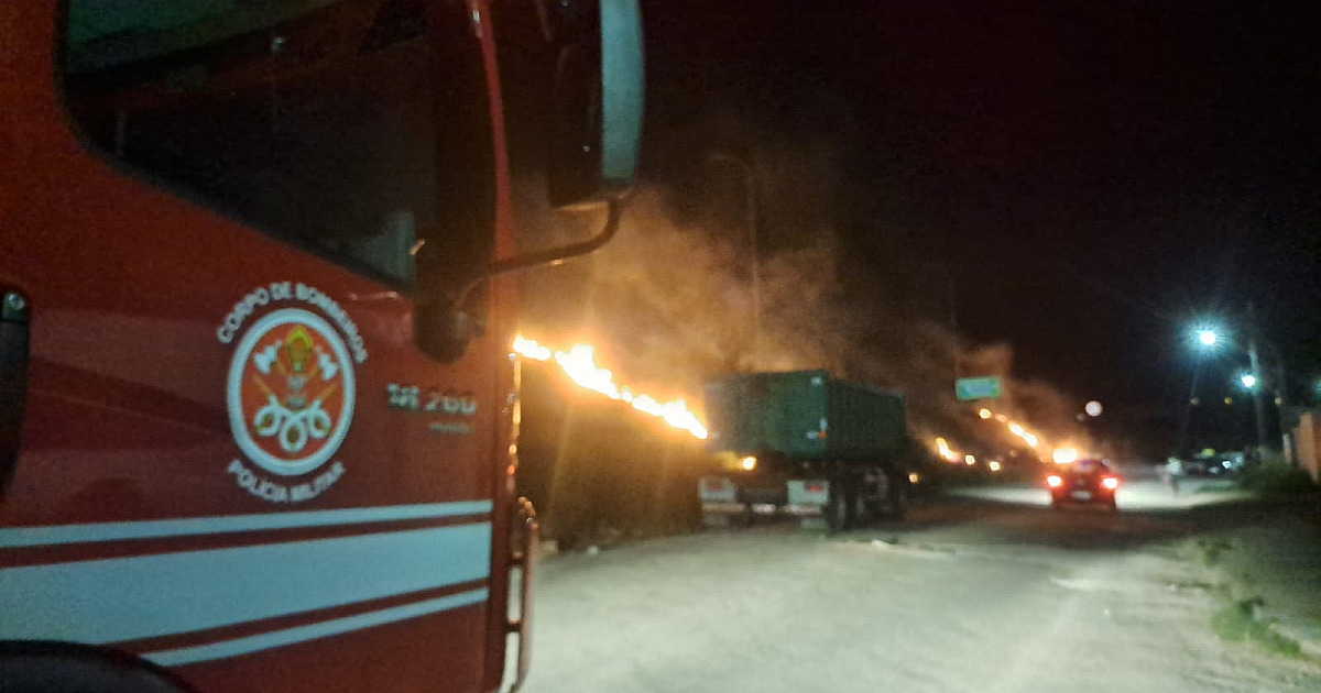 Fogo atinge área de vegetação na Rodovia dos Tamoios em Caraguatatuba