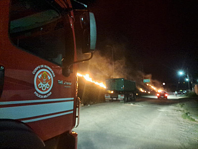 Fogo atinge área de vegetação na Rodovia dos Tamoios em Caraguatatuba