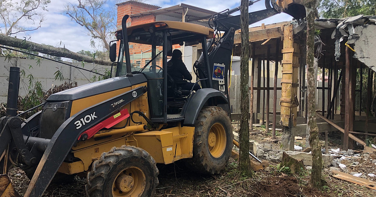 Construção irregular é demolida em área de proteção ambiental no bairro Baleia Verde