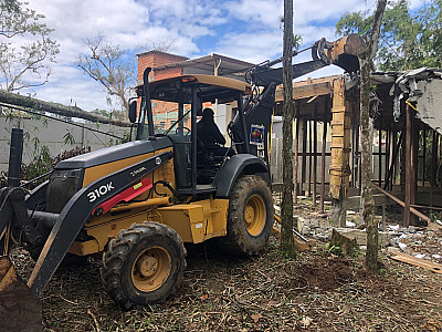 Construção irregular é demolida em área de proteção ambiental no bairro Baleia Verde