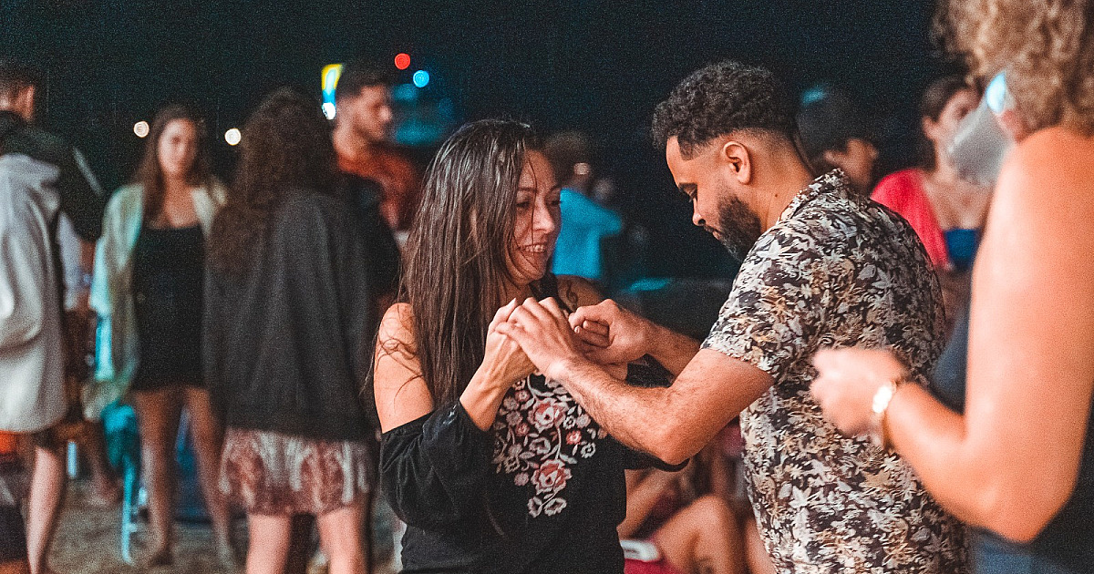 Praia do Arrastão recebe Luau com muito forró e clima junino neste sábado