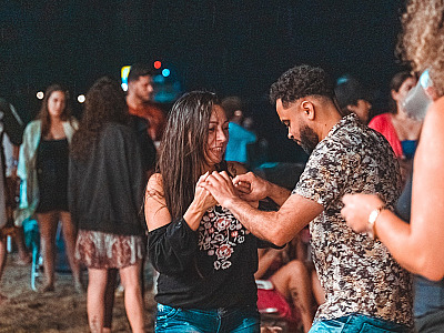 Praia do Arrastão recebe Luau com muito forró e clima junino neste sábado