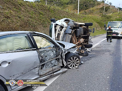 Quinze ficam feridos em acidente na Tamoios durante o fim de semana