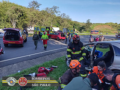 Colisão com três veículos deixa 5 feridos na saída da Rodovia dos Tamoios para Caraguatatuba
