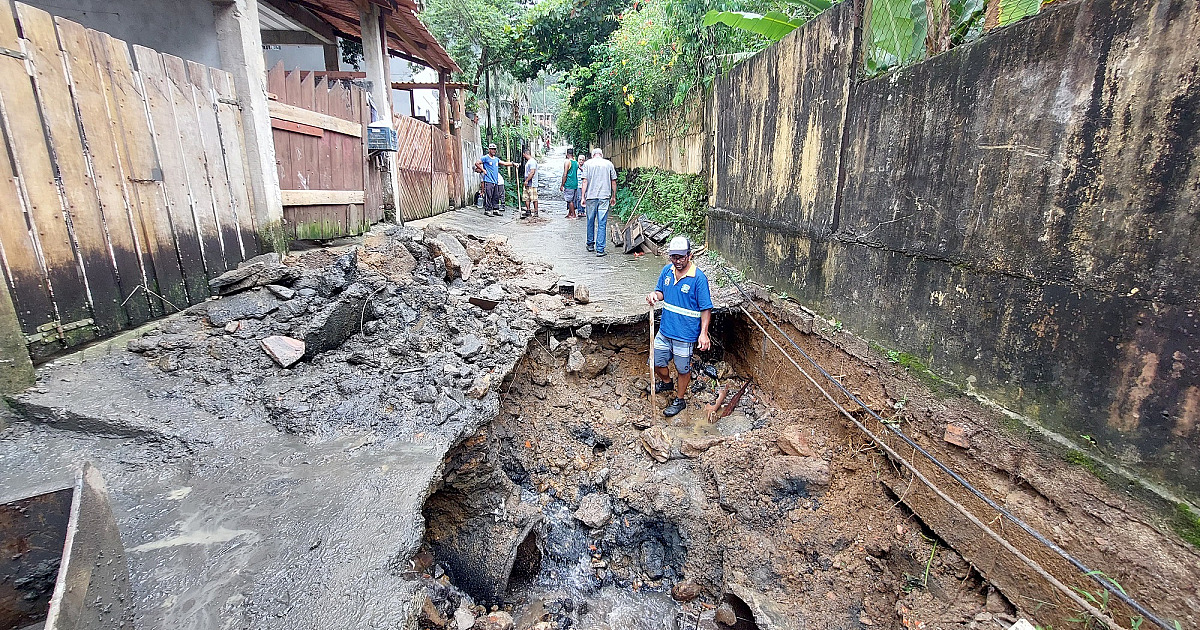Chuvas abrem cratera na Rua Maria Prudência, em Maresias, na Costa Sul de São Sebastião