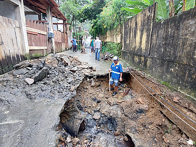 Chuvas abrem cratera na Rua Maria Prudência, em Maresias, na Costa Sul de São Sebastião