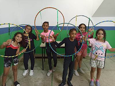 Equipe de escola municipal realiza festa com alunos e comunidade em Ilhabela